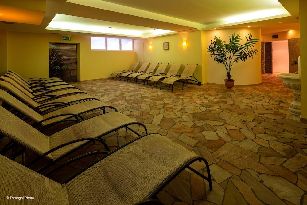 Hotel Alpen Andalo Exterior photo